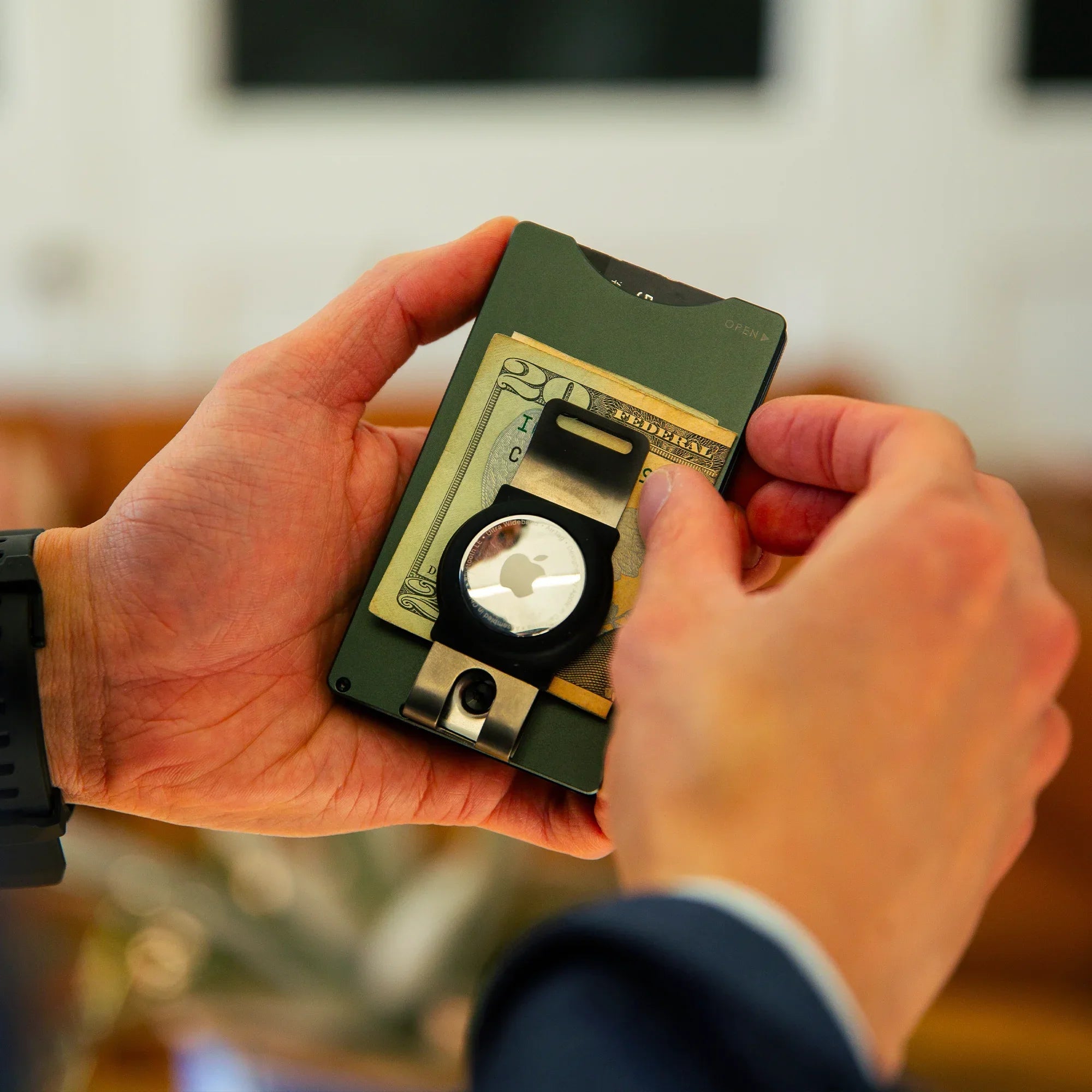 shuffle minimalist wallet with money clip and airtag holder